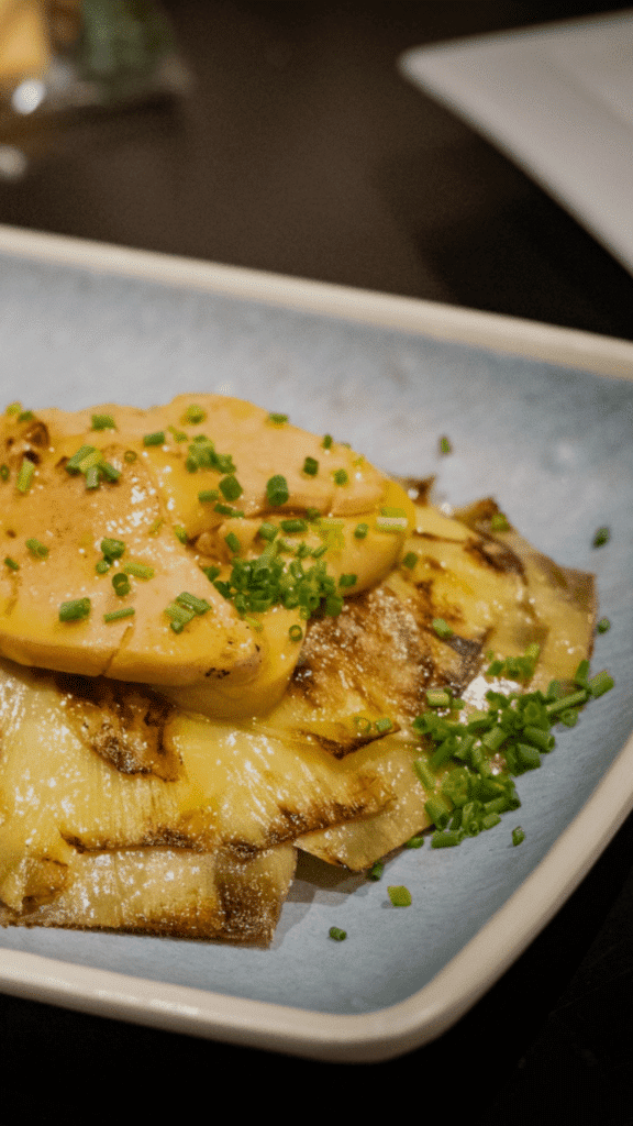 Flor de alcachofa confitada a la plancha con foie